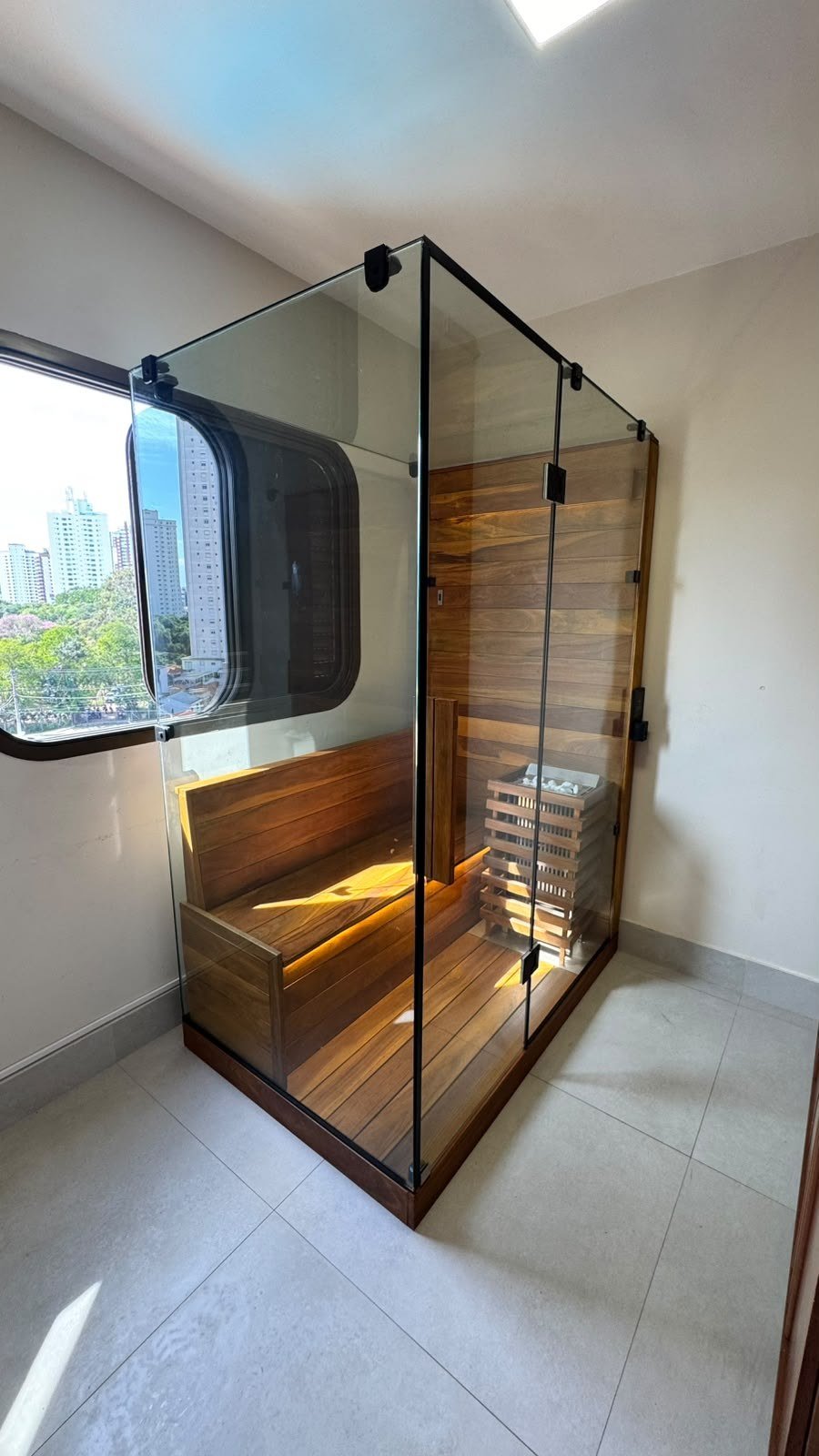 Kompakti Seca em ambiente interno