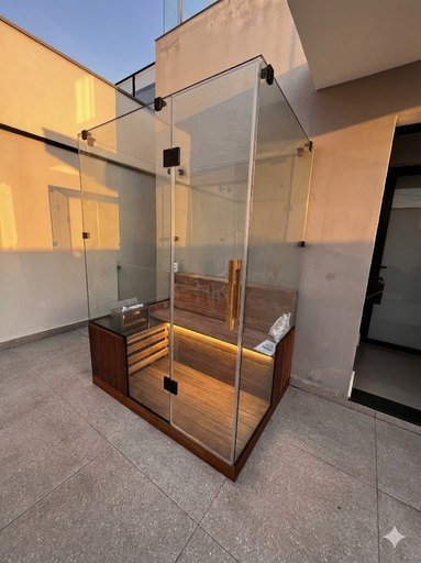 Sauna seca com forno elétrico em cabine de vidro e madeira
