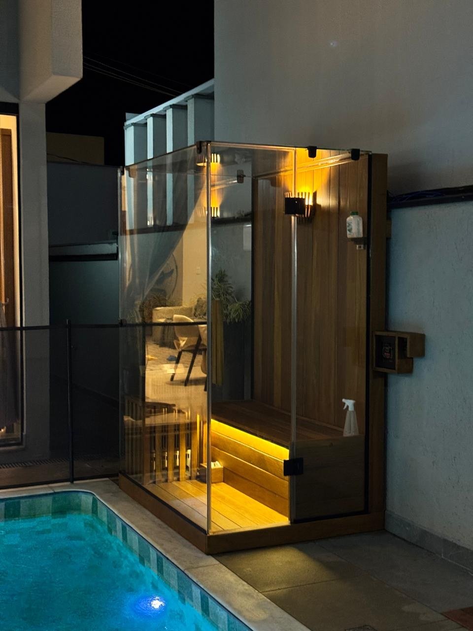 Sauna personalizada em área de piscina